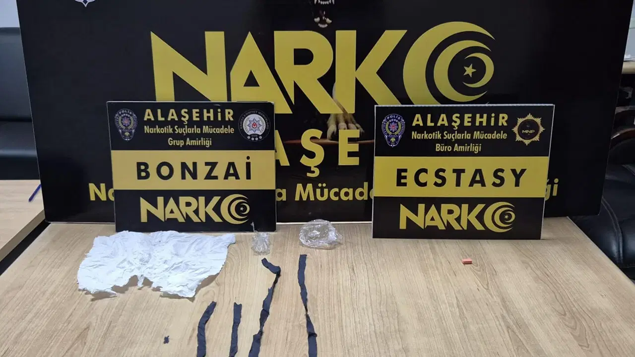 Manisa Alaşehir'de Polis Görünce kaçmaya çalışan şüpheli, üzerinde uyuşturucu maddeyle yakalandı