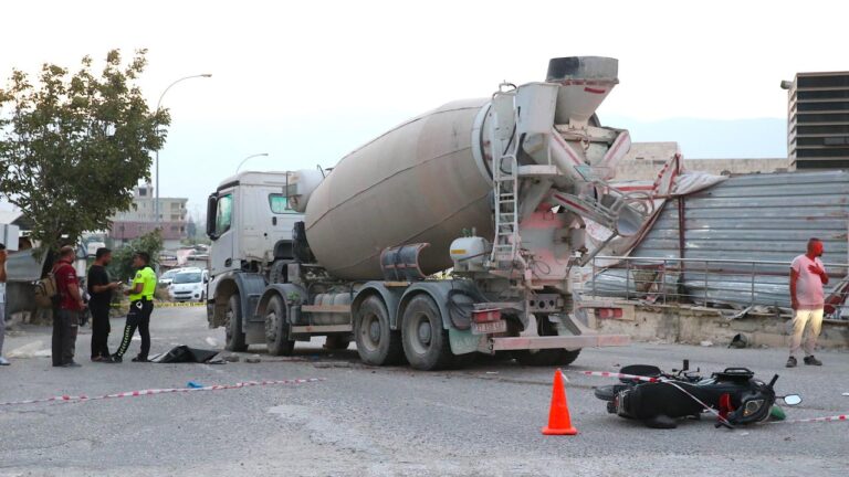 Motosiklet Hatay'da beton bir mikserle çarpıştı: 2 Dead