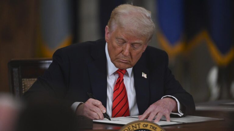 Trump, “H-1B” iş vizesine 100.000 dolarlık bir kayıt ücreti getirecek