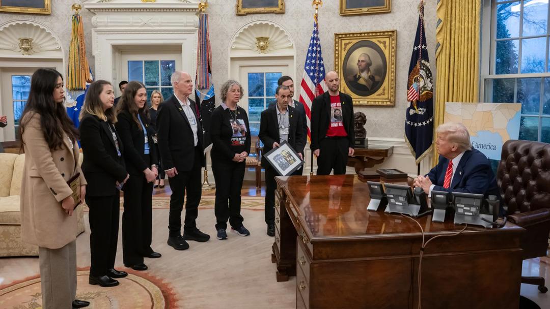 Trump, serbest bırakılan İsrailli mahkumlar ve aileleriyle Beyaz Saray'da buluştu